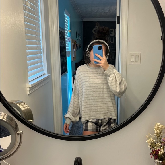 american eagle oversized pullover/blouse/sweater - Picture 2 of 6